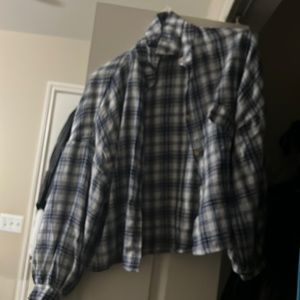A BLUE/ WHITE PATTERN FLANNEL WOMEN SIZE SMALL OVERISZED